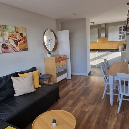 Beautiful 3-Bedroom Flat With Stunning Views Londen Buitenkant foto